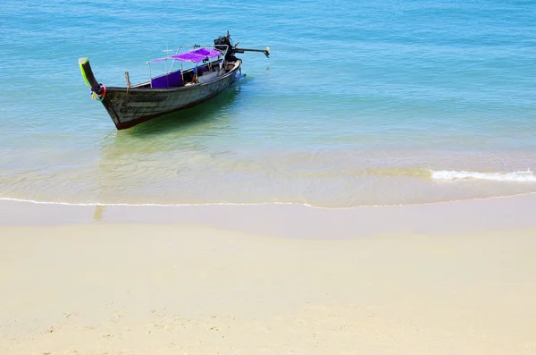 Playa tropical, botes de cola larga , — Foto de Stock