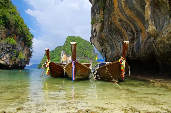 Tropisk strand, longtail båtar — Stockfoto