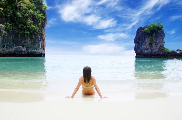 Girl on a tropical beach — Stock Photo, Image