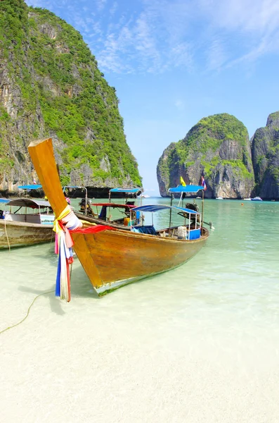 Тропический пляж, длиннохвостые лодки — стоковое фото