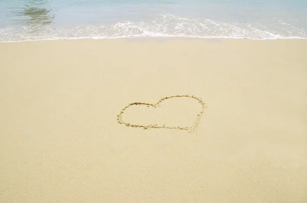 Cœurs tirés dans le sable — Photo