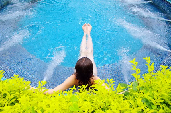 Mujer sentada en la piscina —  Fotos de Stock
