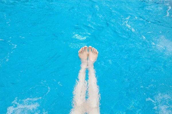 Legs on the water — Stock Photo, Image