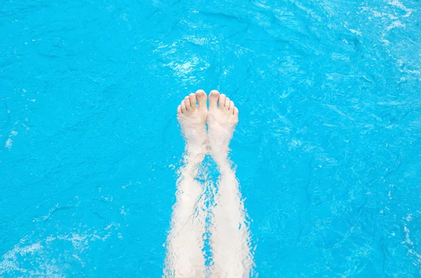 蓝色水面上的双腿 — 图库照片