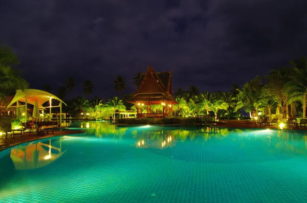 Zwembad in nacht verlichting — Stockfoto