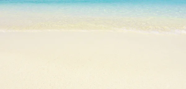 Песок пляжа и моря — стоковое фото