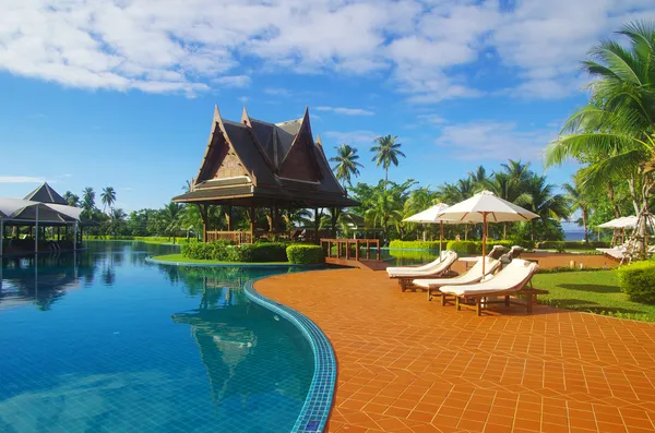 Pool im thailändischen Hotel — Stockfoto