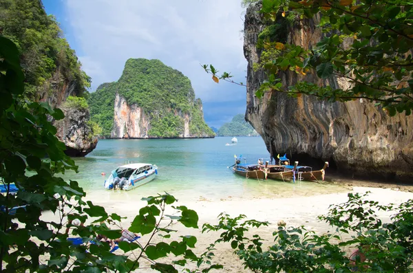 Barcos na ilha tropical — Fotografia de Stock