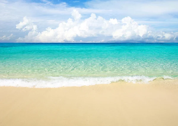 Playa y mar tropical —  Fotos de Stock