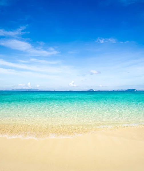 Strand en tropische zee — Stockfoto
