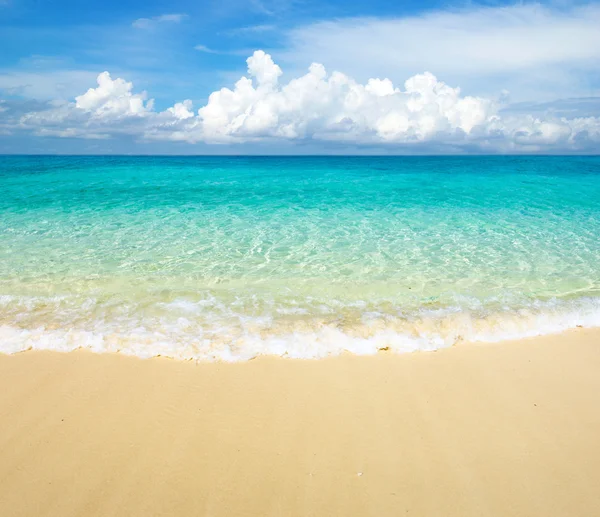 Beach and tropical sea — Stock Photo, Image