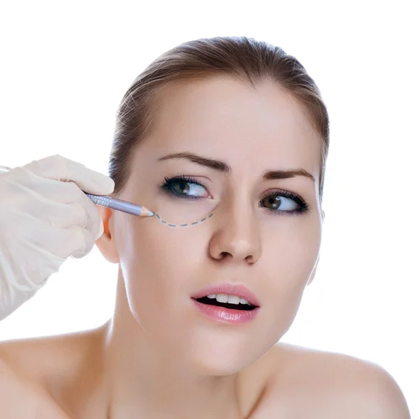 Αισθητικός αφής και να σχεδιάσετε γραμμές διόρθωσης στο πρόσωπό του γυναίκα. πριν από την πλαστική χειρουργική λειτουργίας. απομονωμένη — Φωτογραφία Αρχείου