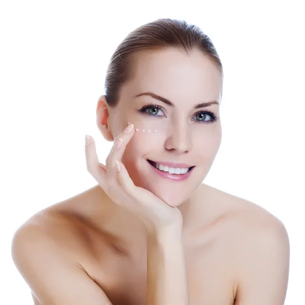 Schöne sexy Frau Anwendung kosmetischer Creme auf der Haut in Augennähe — Stockfoto
