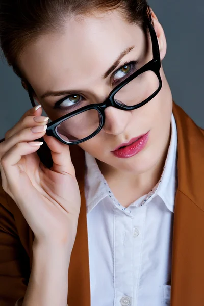 Schöne Geschäftsfrau mit Brille. Porträt aus nächster Nähe — Stockfoto