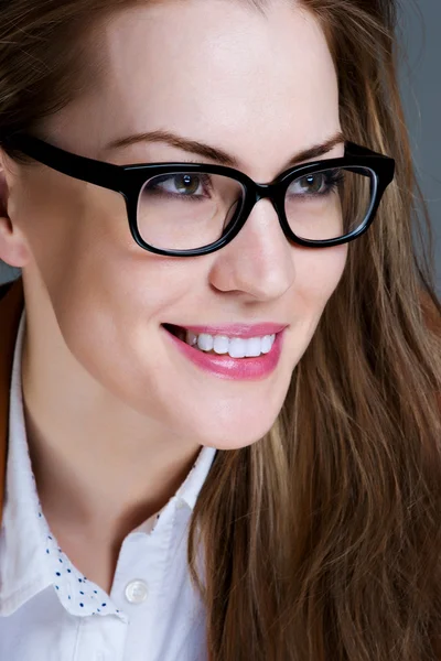 メガネを掛けて美しいビジネス女性。クローズ アップの肖像画 — ストック写真