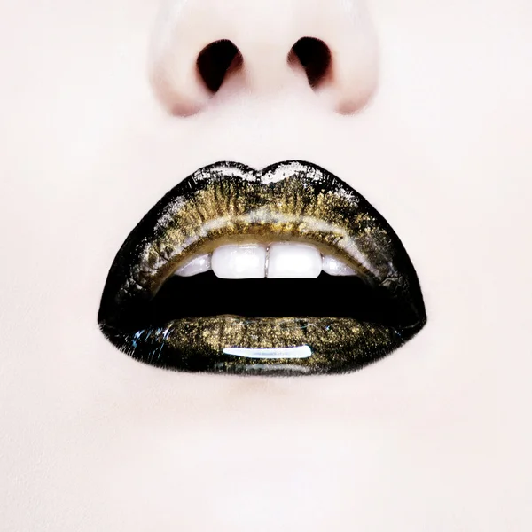Αίγλη μαύρο γυαλιστερό χείλη με αισθησιασμό χειρονομία. — Φωτογραφία Αρχείου