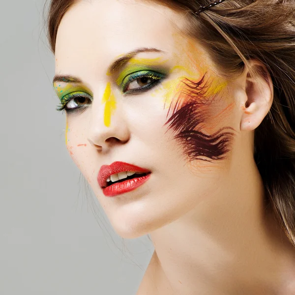 Retrato de una hermosa chica con un maquillaje de color —  Fotos de Stock