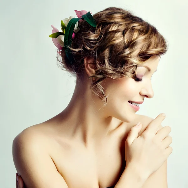 Skönhet kvinna stående, frisyr med blommor — Stockfoto
