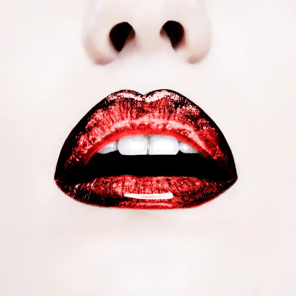 Glamour labbra lucide rosse con gesto di sensualità . — Foto Stock