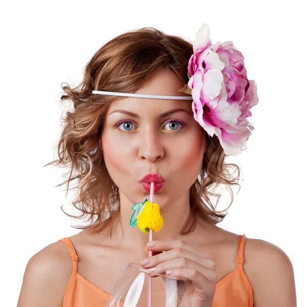 Vacker kvinna dricker apelsin juice — Stockfoto