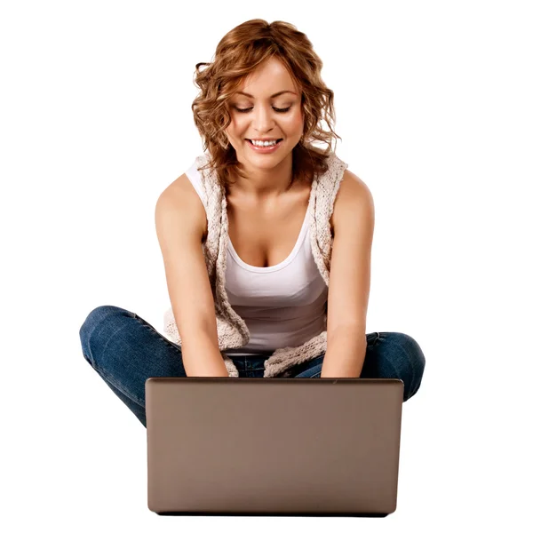 Menina bonita sentada no chão e usando laptop — Fotografia de Stock