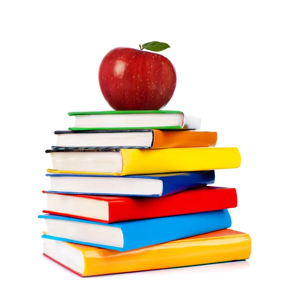 Wieża książek z jabłkiem na białym tle — Zdjęcie stockowe