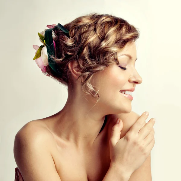 Skönhet kvinna stående, frisyr med blommor — Stockfoto