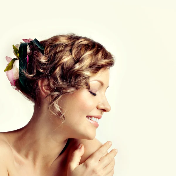 Beleza mulher retrato, penteado com flores — Fotografia de Stock