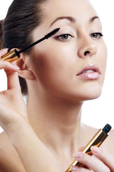 Vacker kvinna tillämpa mascara på hennes ögonfransar — Stockfoto