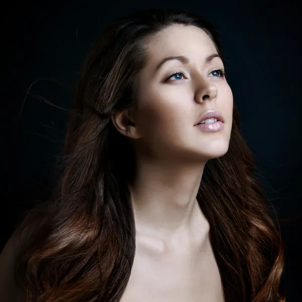 髪をなびかせと美しい若い女性の肖像画 — ストック写真