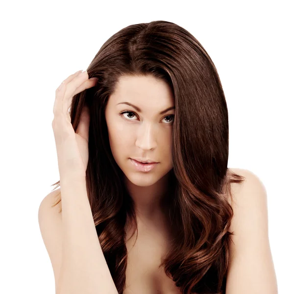 Retrato de una hermosa mujer joven con cabello largo y castaño liso —  Fotos de Stock