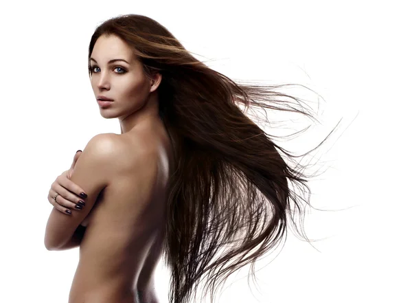Портрет красивой молодой женщины с летящими волосами — стоковое фото