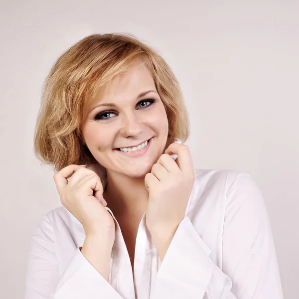 Usměvavá mladá žena blond vlasy — Stock fotografie
