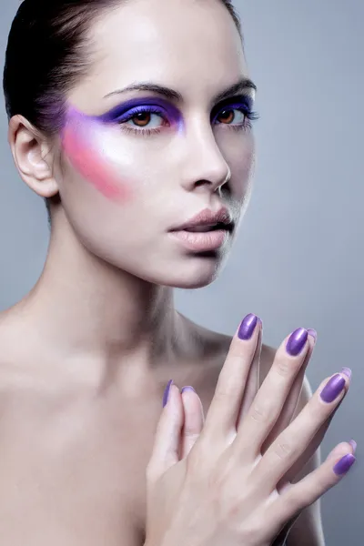 Portret van aantrekkelijke jonge vrouw met kleurrijke make-up — Stockfoto