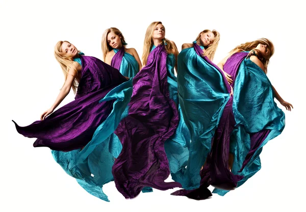Vacker ung kvinna dans i lila lång klänning — Stockfoto