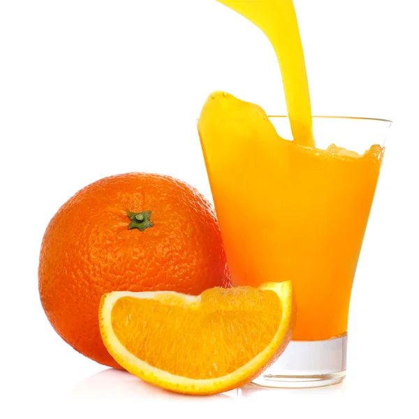 Zumo de naranja y rebanada aislados en blanco — Foto de Stock