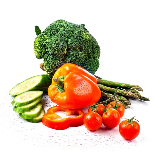 Kohlbrokkoli mit Tomaten und grünen Blättern — Stockfoto