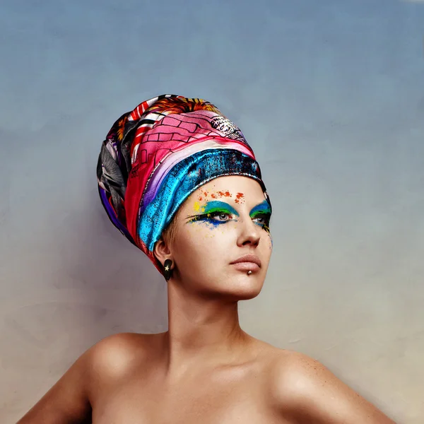 Joven belleza usando sombrero creativo y maquillaje — Foto de Stock