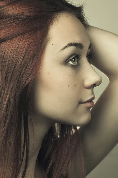 Närbild porträtt av ung vacker kvinna — Stockfoto