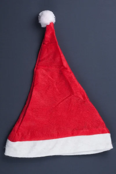 Chapéu vermelho santas sobre fundo cinza — Fotografia de Stock