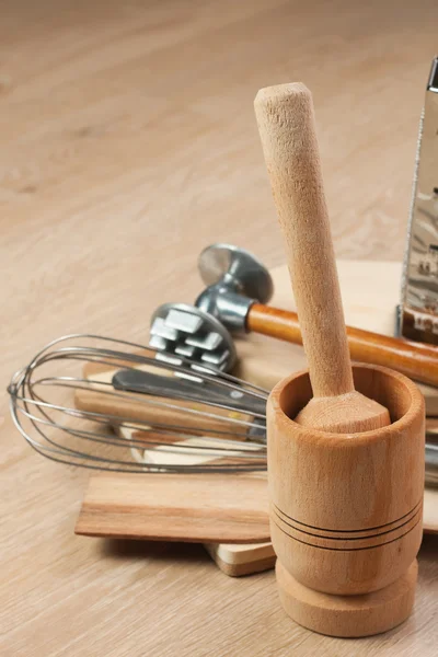 Verschillende keuken gebruiksvoorwerp op houten tafel — Stockfoto