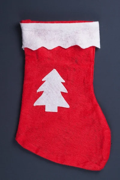 Röd strumpa över grå bakgrund jul koncept — Stockfoto