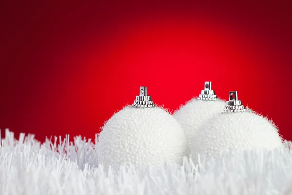 Parlak kırmızı zemin üzerine beyaz christmas dekorasyon — Stok fotoğraf
