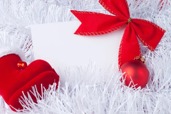 Biglietto di auguri e decorazioni rosse natalizie — Foto Stock