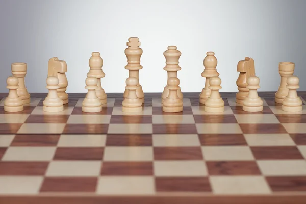 Tablero de ajedrez con figuras sobre gris — Foto de Stock