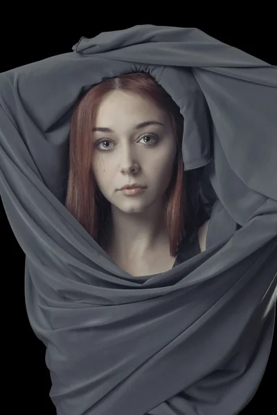 Porträt eines jungen Mädchens mit grauem Tuch — Stockfoto