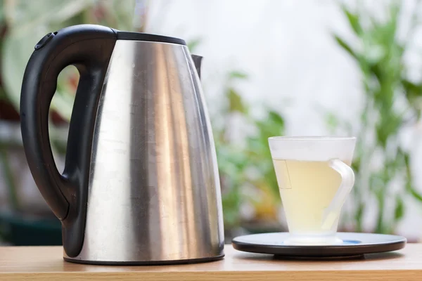 Kopje thee en een waterkoker — Stockfoto
