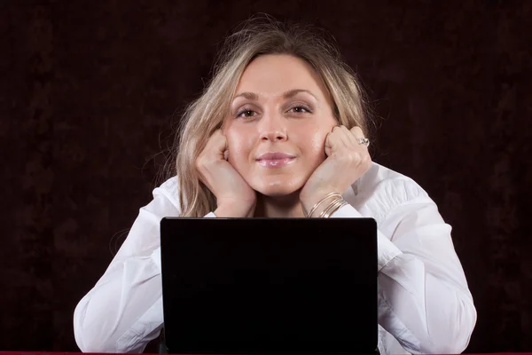 Sekreterare med laptop — Stockfoto