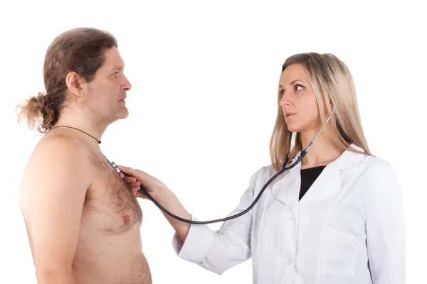 Doutor examina o peito do homem — Fotografia de Stock