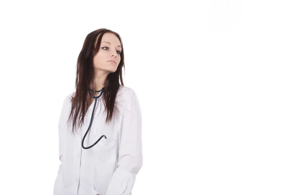 Médica de pé com estetoscópio em um manto branco . — Fotografia de Stock